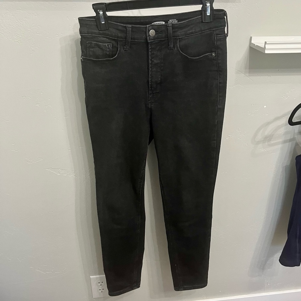 Old Navy Rockstar Super Skinny Extra High Rise jean in charcoal. Size 10.